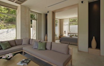 Gloria Manor