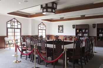 Gloria Manor