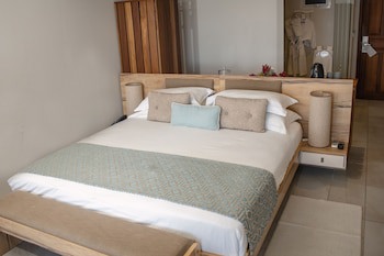 Le Peninsula Bay Beach Resort