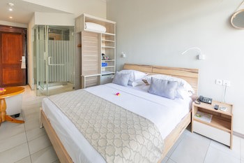 Le Peninsula Bay Beach Resort