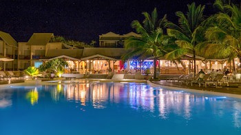 Le Peninsula Bay Beach Resort