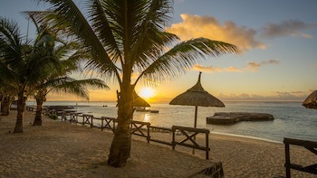 Le Peninsula Bay Beach Resort