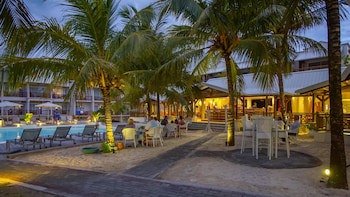 Le Peninsula Bay Beach Resort