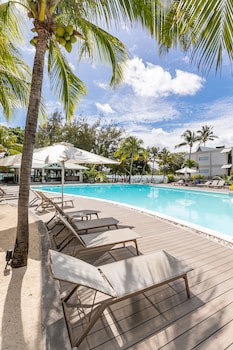Le Peninsula Bay Beach Resort