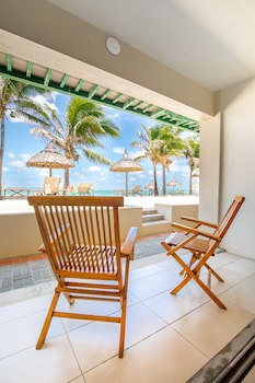 Le Peninsula Bay Beach Resort