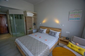 Le Peninsula Bay Beach Resort