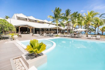 Le Peninsula Bay Beach Resort
