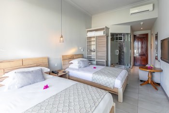 Le Peninsula Bay Beach Resort