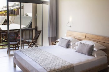 Le Peninsula Bay Beach Resort