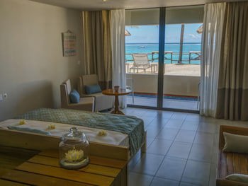 Le Peninsula Bay Beach Resort
