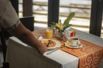 Le Peninsula Bay Beach Resort