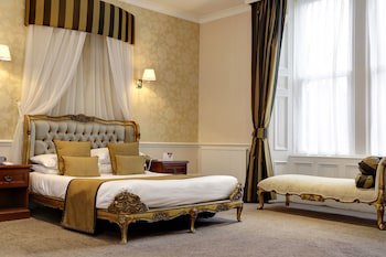 The Oaks Hotel
