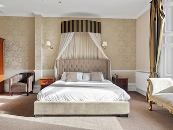 The Oaks Hotel