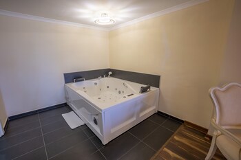 Azka Hotel