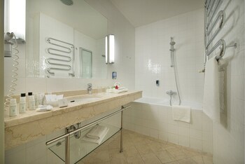 Ea Hotel Julis