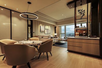 Four Seasons Hotel Hong Kong