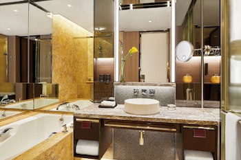 Four Seasons Hotel Hong Kong