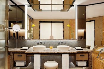 Four Seasons Hotel Hong Kong