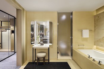 Four Seasons Hotel Hong Kong
