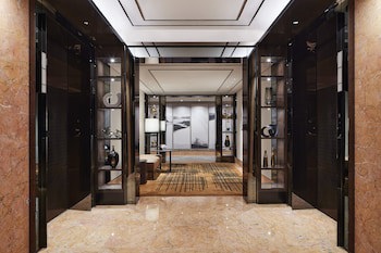 Four Seasons Hotel Hong Kong