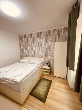 Easy Star Hotel