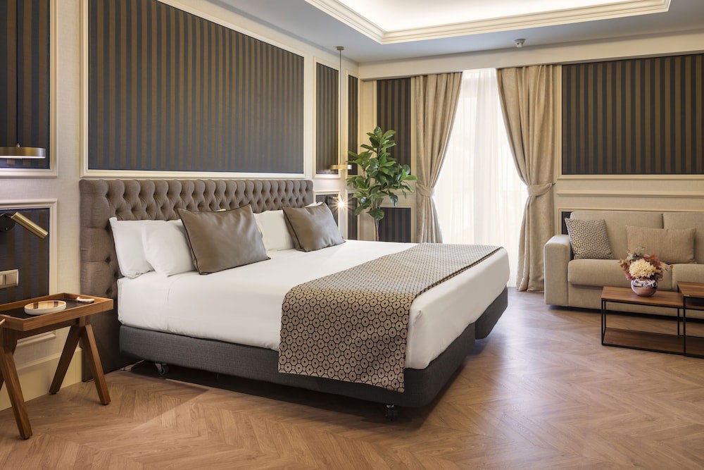 Catalonia Las Cortes Hotel