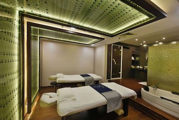 Radisson Blu Dhaka Water Garden