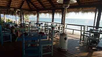 Las Rocas Resort And Spa