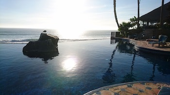 Las Rocas Resort And Spa