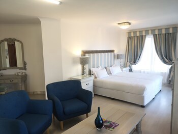 Misty Waves Boutique Hotel