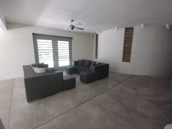 Hix Island House