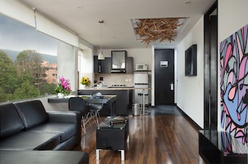 104 Art Suites