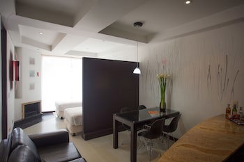 104 Art Suites