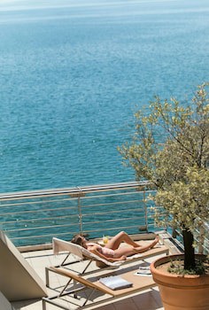 Daios Luxury Living