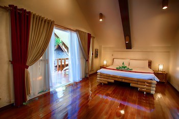 Pura Vida Beach & Dive Resort