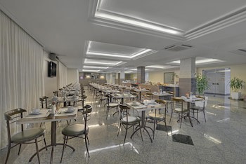 Astron Suites Sao Jose Dos Pinhais By Nobile