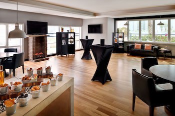 Dubai Marriott Harbour Hotel & Suites