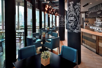 Dubai Marriott Harbour Hotel & Suites