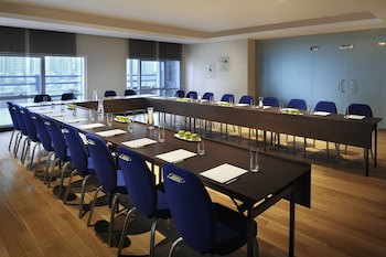 Dubai Marriott Harbour Hotel & Suites