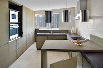 Dubai Marriott Harbour Hotel & Suites
