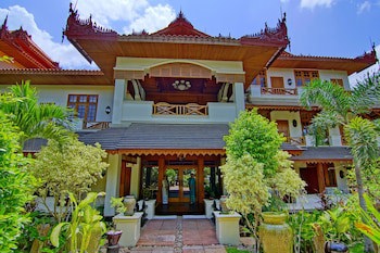 Hotel By The Red Canal