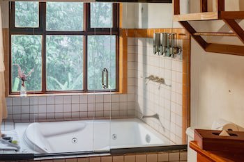 Villa Blanca Cloud Forest Hotel + Retreat