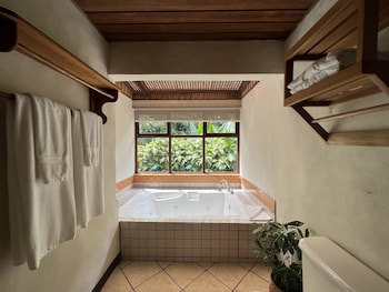 Villa Blanca Cloud Forest Hotel + Retreat