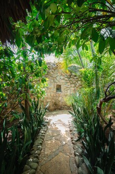 Hotel Punta Teonoste