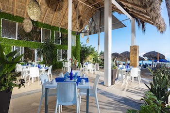Blue Chairs Resort By The Sea - Adults Only