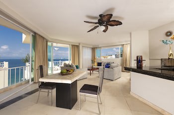 Blue Chairs Resort By The Sea - Adults Only