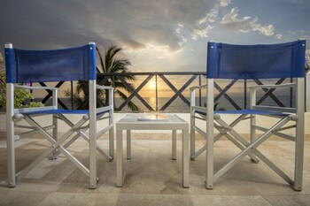 Blue Chairs Resort By The Sea - Adults Only