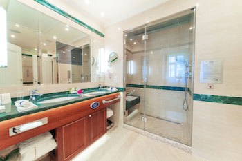 Carlsbad Plaza Medical Spa & Wellness Hotel