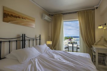 Oasis Beach Hotel fotoğrafı