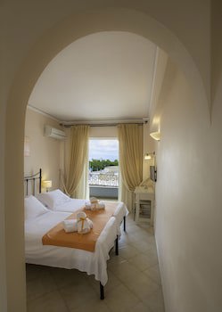 Oasis Beach Hotel fotoğrafı